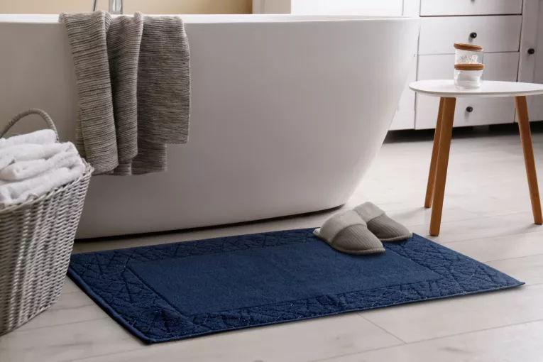 Dywanik łazienkowy NIKA z bawełny zdobiony geometrycznym wzorem