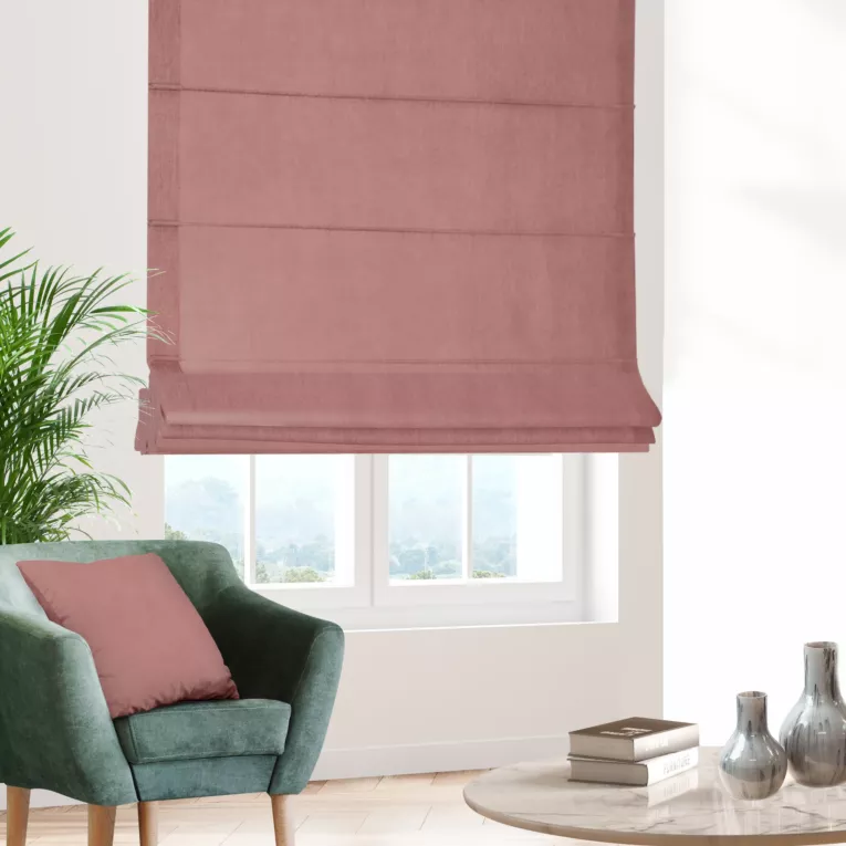 Roleta rzymska ciemnoróżowa z miękkiej strukturalnej tkaniny welwetowej