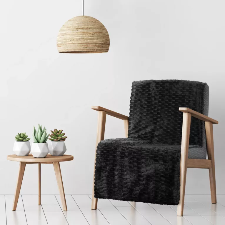 Narzuta na fotel-koc 70x160 cm czarna miękka w dotyku z wytłaczanym wzorem jodełki CINDY 5 Design 91