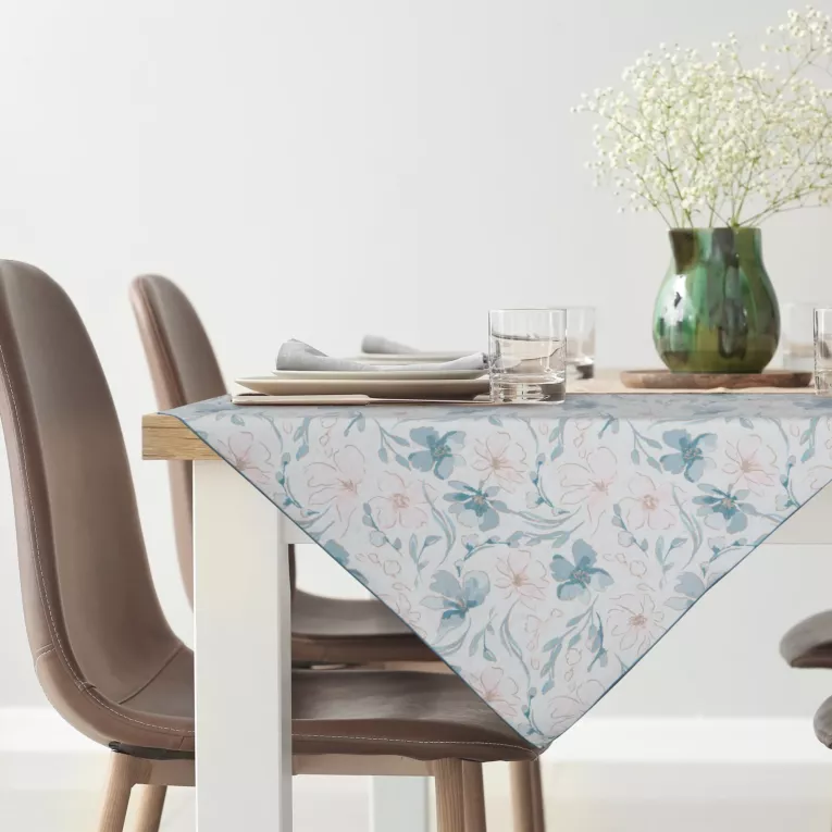 Bieżnik na stół naturalno, jasnoniebieski 85 x 85 cm INES 10 z nadrukowanym motywem pastelowych kwiatów