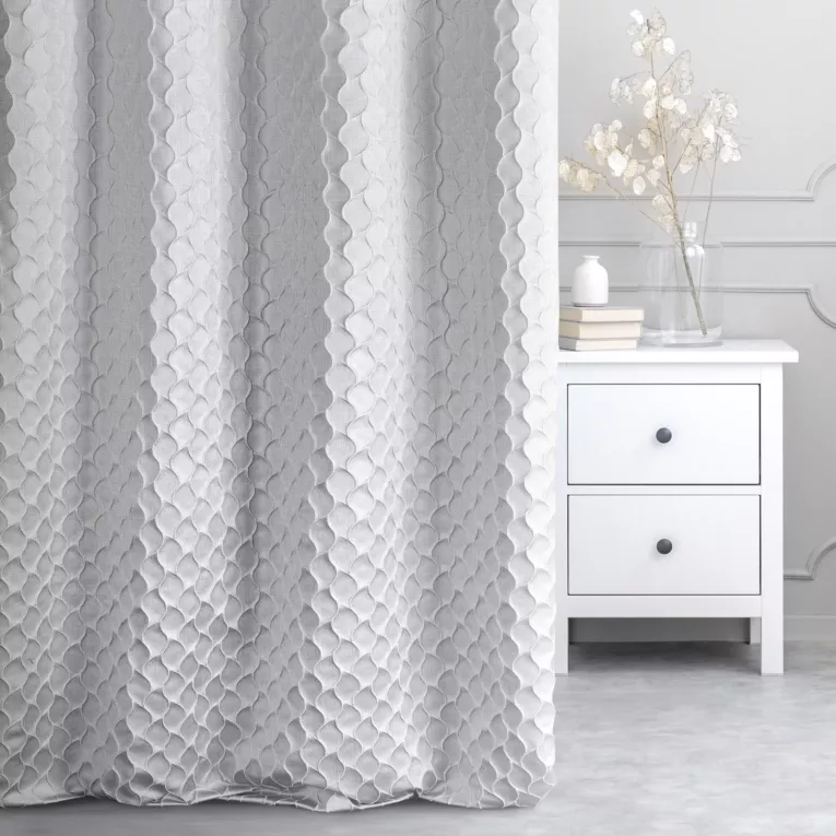 Zasłona szyta na taśmie 5 cm JEROME naturalna z tkaniny o symetrycznym wzorze 3D i lekkim połyskiem