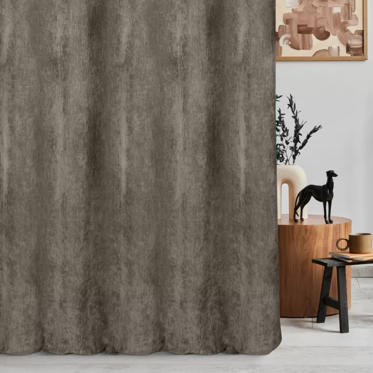 Zasłona szyta na flexach beżowa z tkaniny o szenilowej strukturze