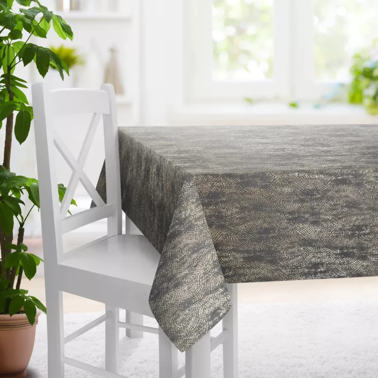 Obrus szyty grafitowo złocisty z grubej, welwetowej tkaniny z geometrycznym wzorem, zdobiona delikatnie połyskującym nadrukiem