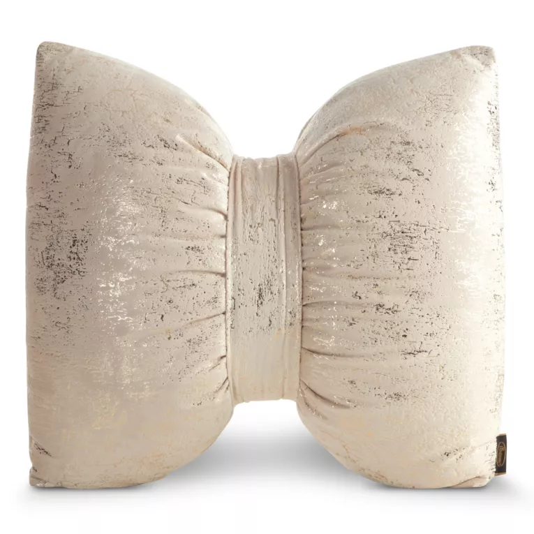 Poduszka 45x55 cm welwetowa kolor beżowy w kształcie kokardy z przecieranym lśniącym wzorem KODARDA 1