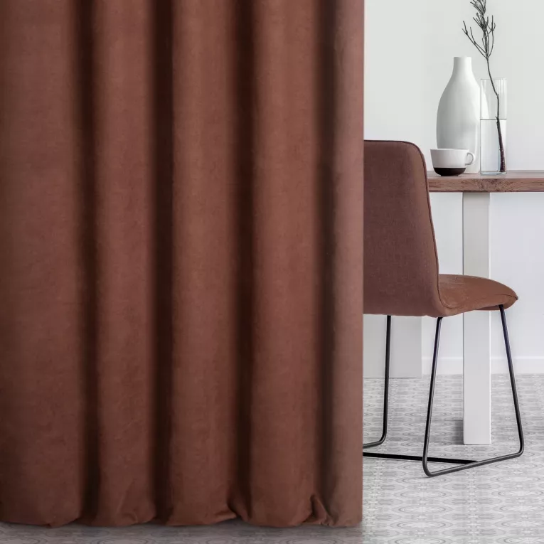 Zasłona szyta na taśmie 5 cm DORA - HIT wrzosowa z miękkiej tkaniny o welurowej strukturze