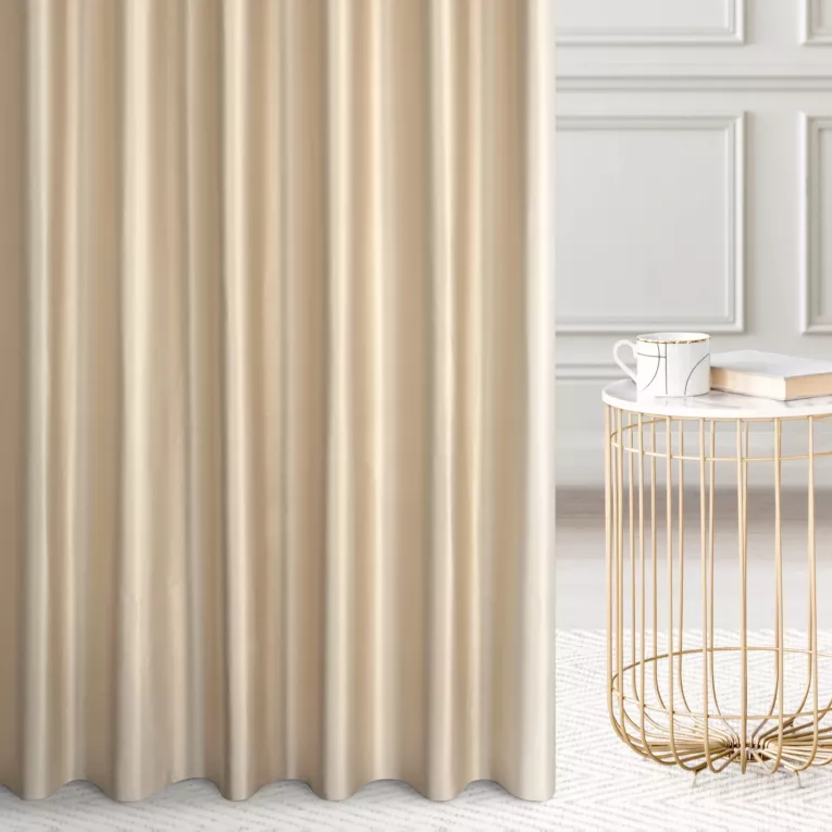 Zasłona szyta na taśmie 5 cm złota z tkaniny o satynowym połysku zaciemniającej w 100%