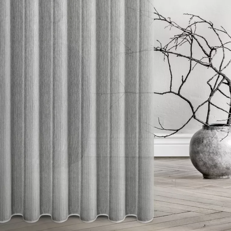 Firana szyta na taśmie 5 cm srebrna z delikatnej tkaniny typu deszczyk wykończona obciążnikiem