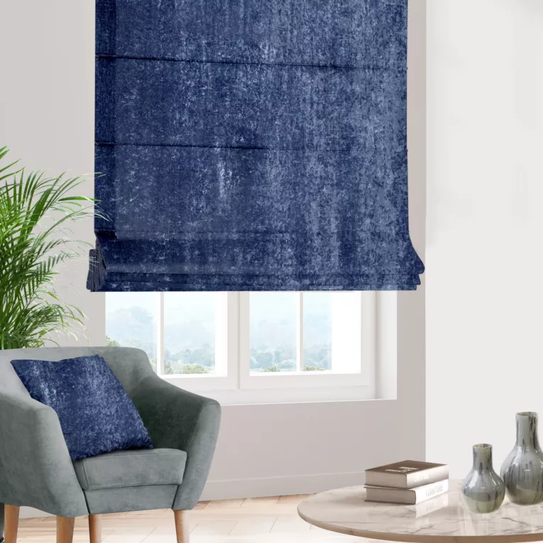 Roleta rzymska niebieska z miękkiej tkaniny welwetowej z efektem kreszowania