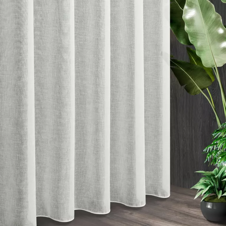 Tkanina firanowa matowa etamina o naturalnym splocie zakończona szwem obciążającym