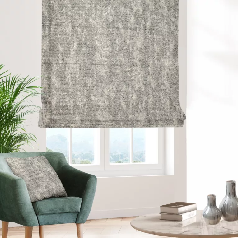 Roleta rzymska popielato złota z tkaniny o grubym, naturalnym splocie z delikatnym połyskiem