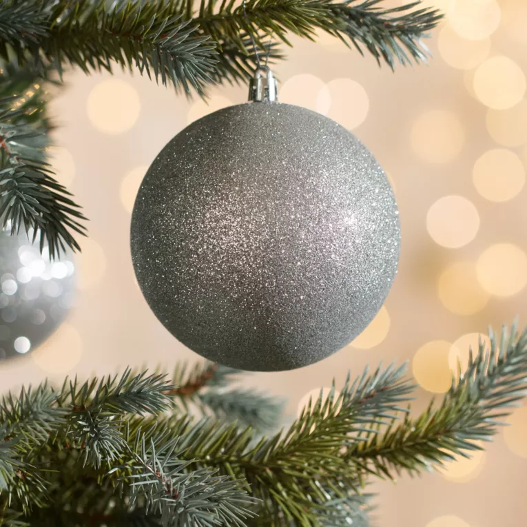 Bombka choinkowa obsypana lśniącym brokatem