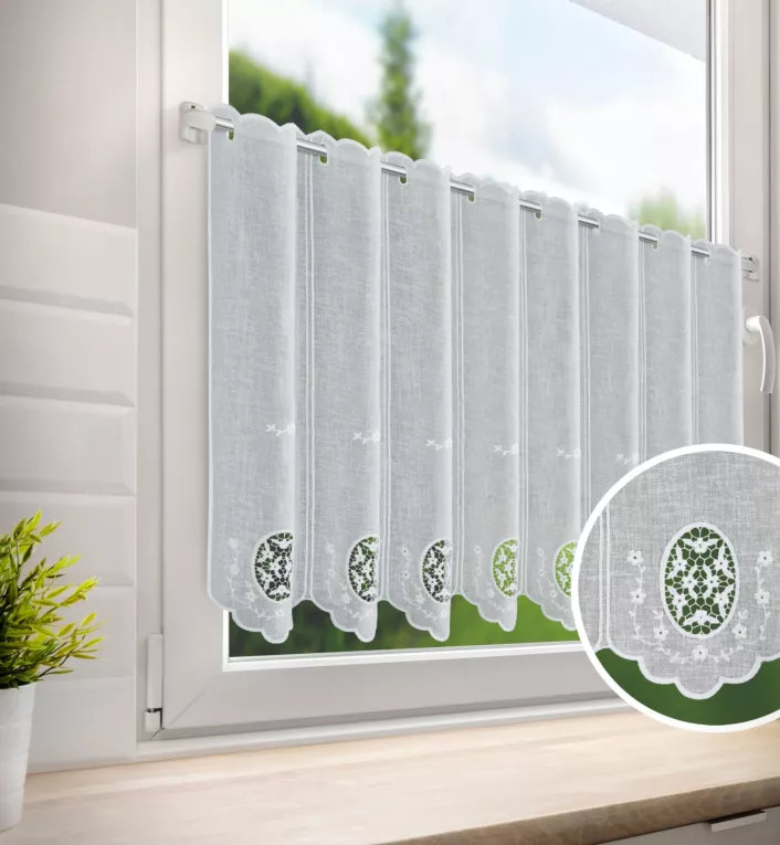 Tkanina firanowa zazdrostka z etaminy zdobiona ażurowym haftem