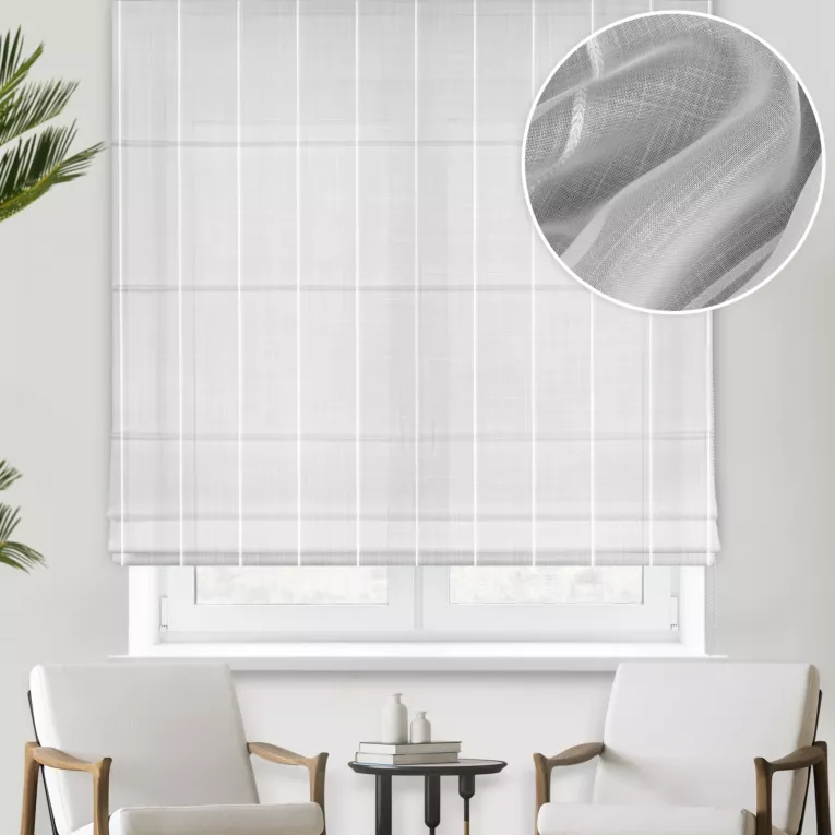 Roleta rzymska biała z delikatnej etaminy zdobionej cienkimi pasami, wykończona obciążnikiem