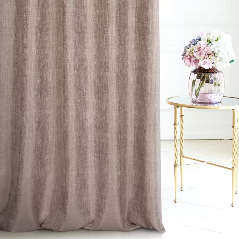 Zasłona szyta na taśmie 5 cm pudrowo różowa z tkaniny melanżowej przetykanej błyszczącą nicią