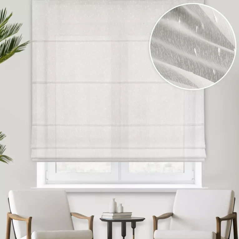 Roleta rzymska kremowa lekko połyskująca z efektem pogrubionynych nici, wykończona obciążnikiem