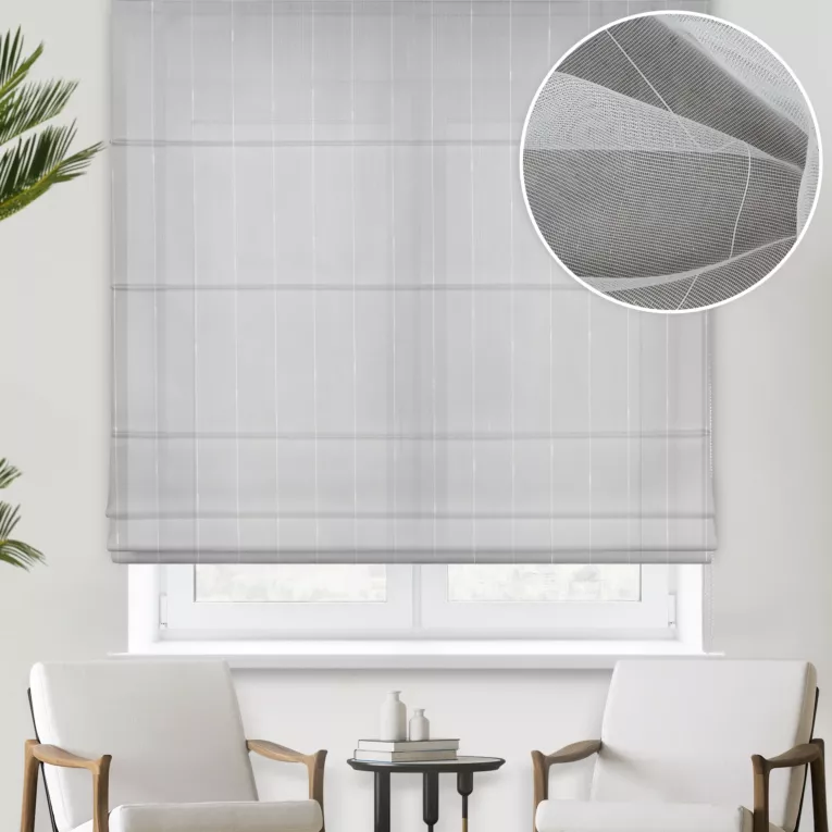 Roleta rzymska kremowa z połyskującej tkaniny peru, z cienkimi, pionowymi paseczkami