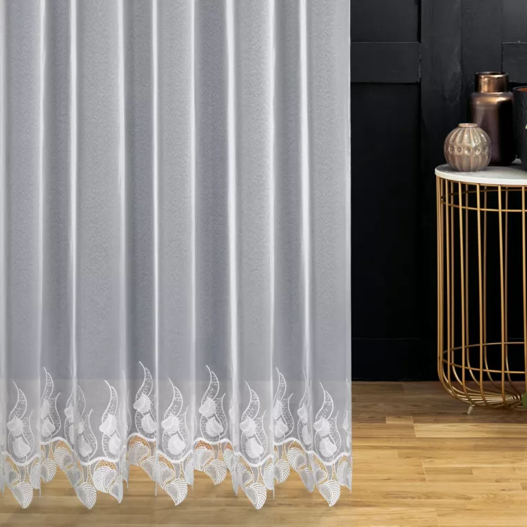 Firana szyta na taśmie 5 cm biała z matowej markizety ozdobionej roślinną aplikacją