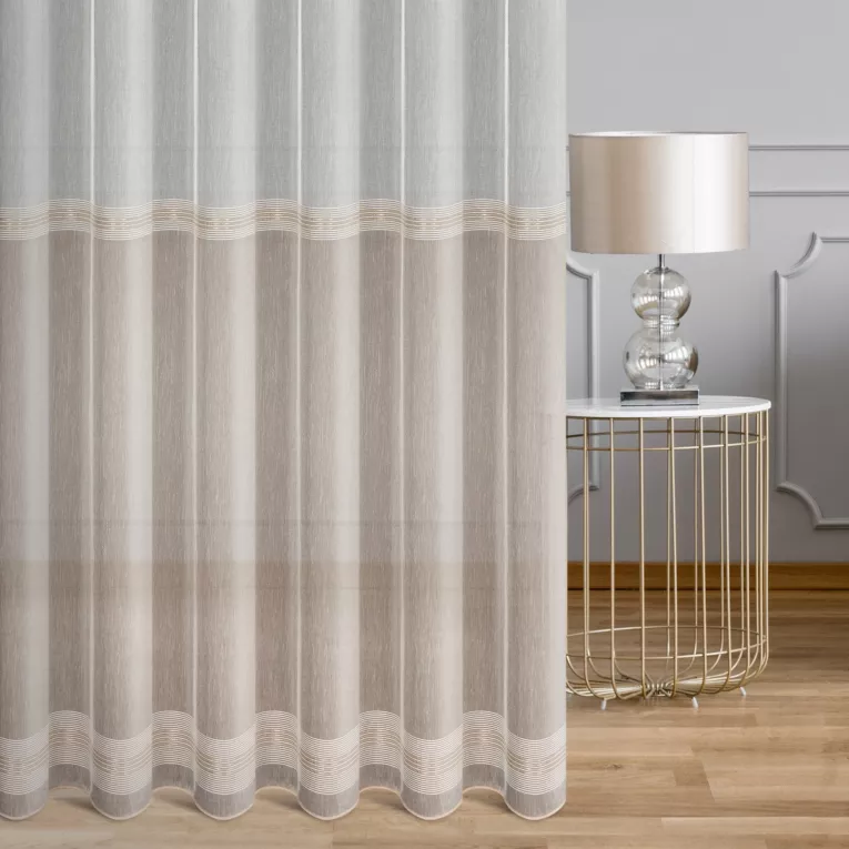 Firana szyta na taśmie 5 cm naturalno beżowa z delikatnej etaminy zdobionej błyszczącymi pasami, wykończonej obciążnikiem