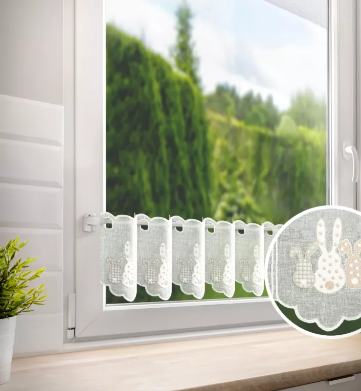 Tkanina firanowa zazdrostka zdobiona wielkanocnym haftem zajączków