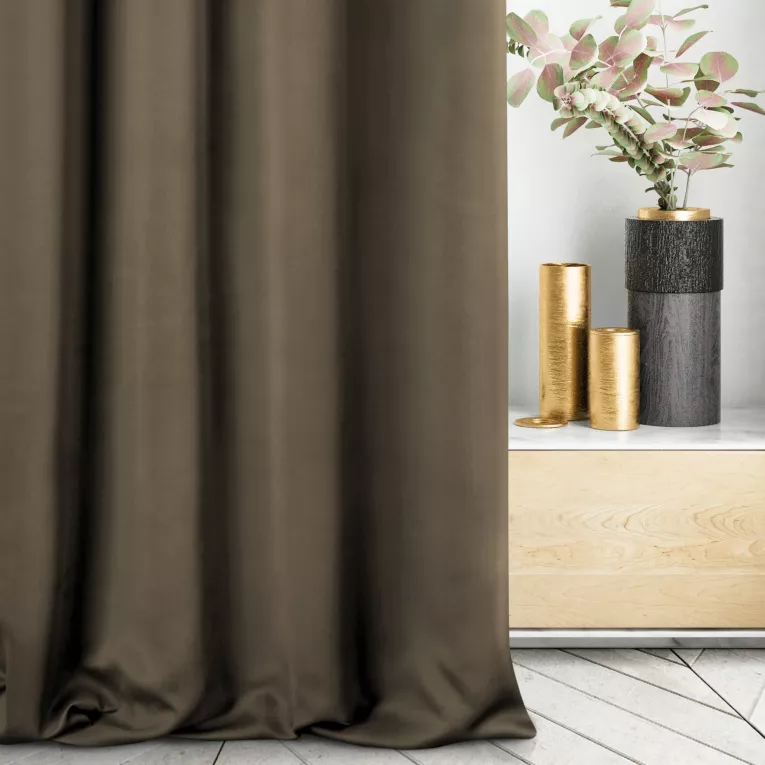 Zasłona szyta na taśmie 5 cm jasnobrązowa z gładkiej tkaniny zaciemniającej typu dimout