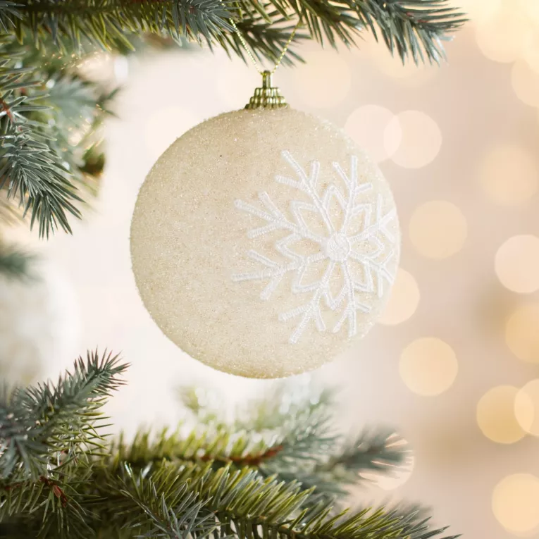 Bombka choinkowa zdobiona śnieżynką