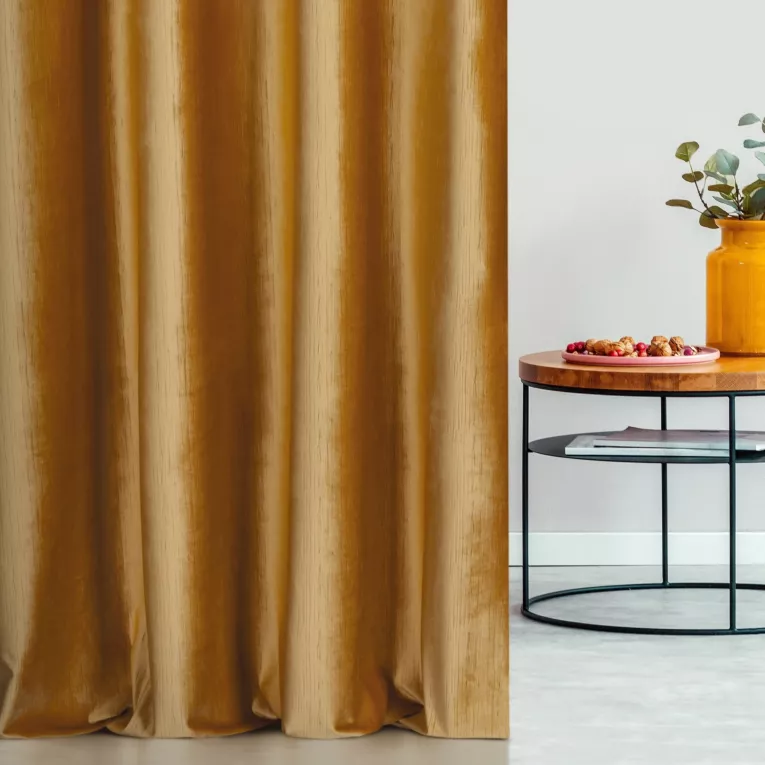 Zasłona szyta na taśmie 5 cm ceglasta z tkaniny welwetowej w pionowe prążki, wykończona obciążnikiem