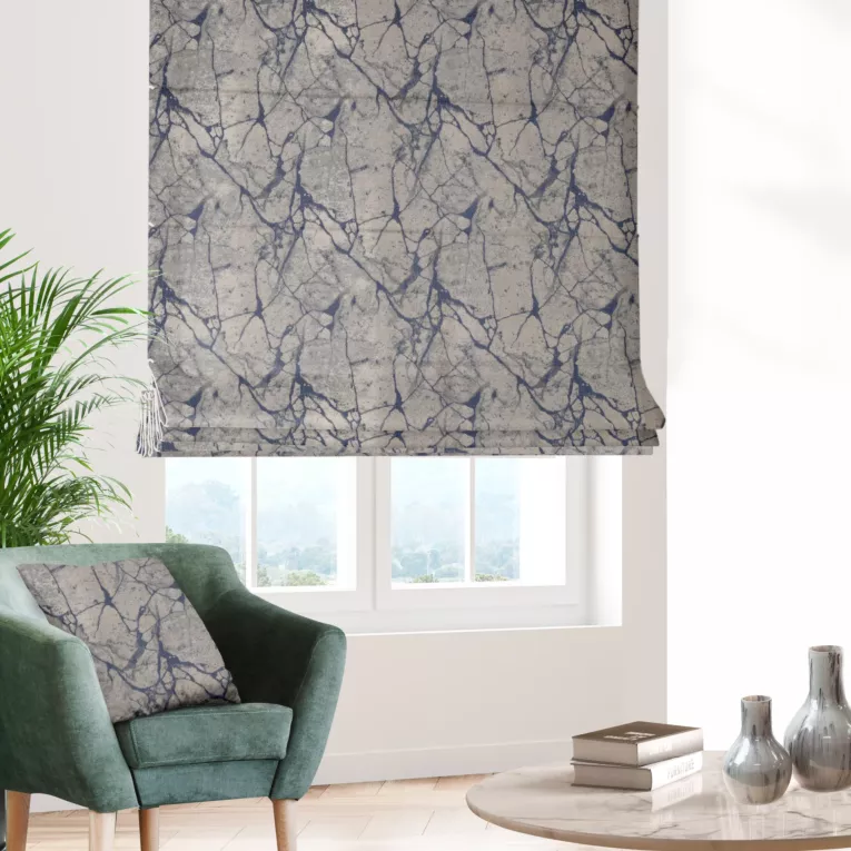 Roleta rzymska granatowa z gładkiej tkaniny żakardowej z efektem marmuru