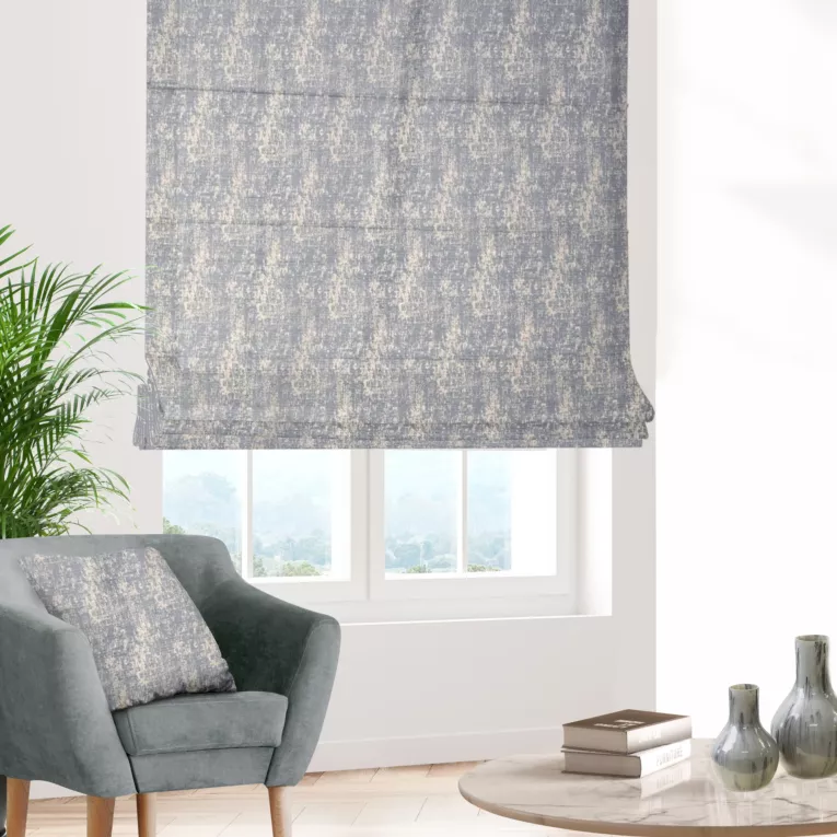 Roleta rzymska MALLORCA srebrna z miękkiej tkaniny szenilowej przetykanej błyszczącą nicią