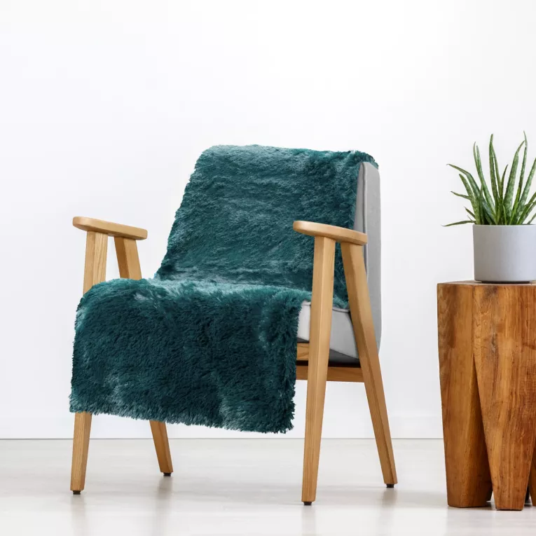 Narzuta LETTIE z miękkiego i przyjemnego w dotyku ekologicznego futerka z długim włosem