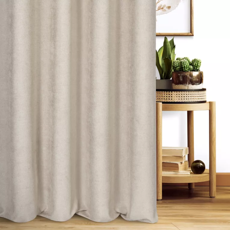 Zasłona szyta na taśmie 5 cm jasnobeżowa z miękkiej w dotyku tkaniny szenilowej