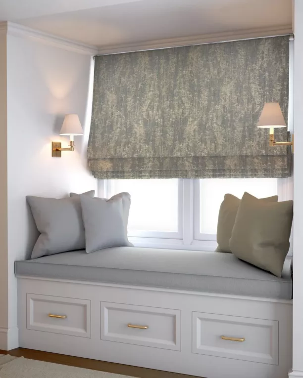 Roleta rzymska popielato złota z eleganckiej tkaniny o prostym splocie z połyskującym dodatkiem