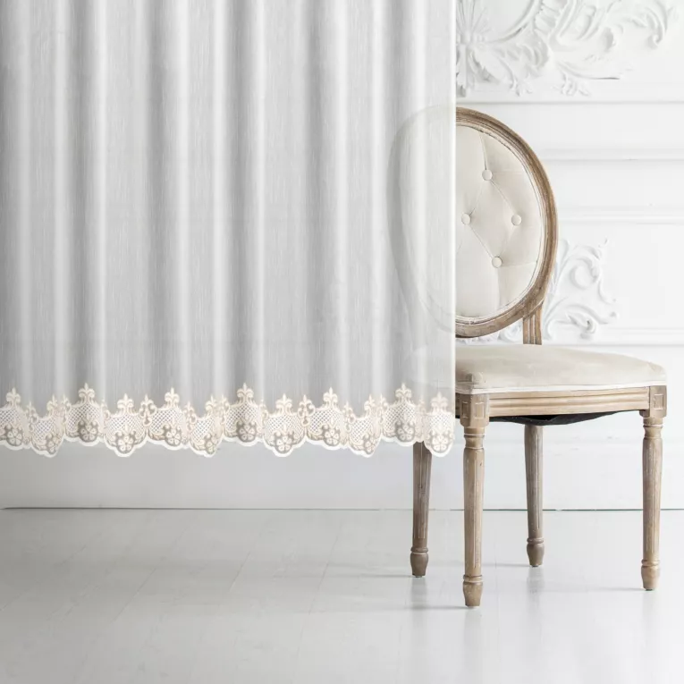 Firana szyta na taśmie fala kremowo beżowa z delikatnej i matowej tkaniny z miękkim, łańcuszkowym haftem dołem