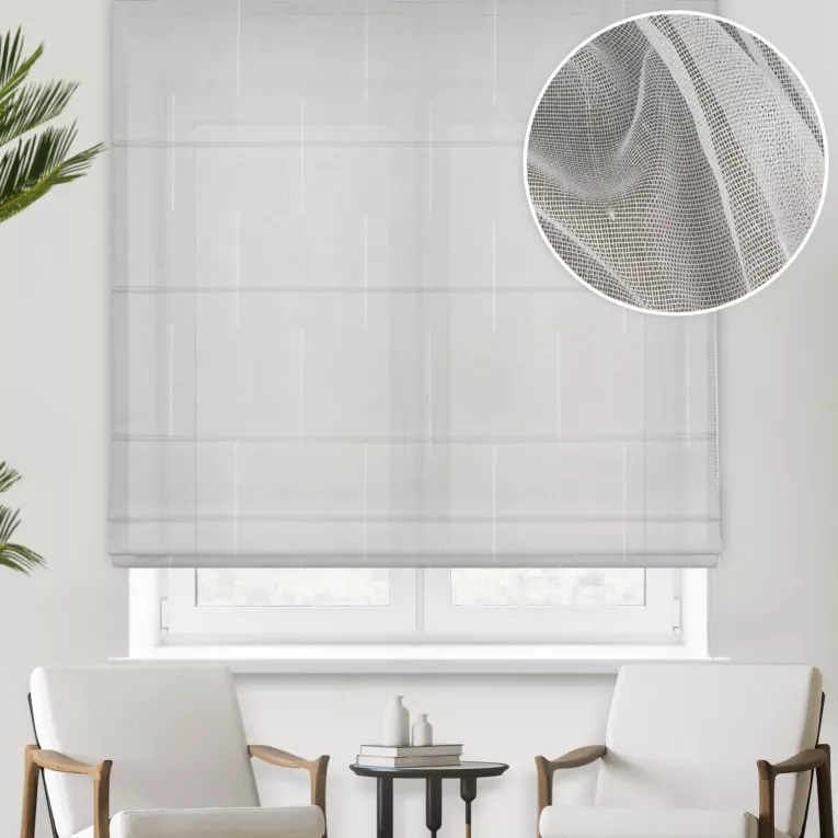 Roleta rzymska naturalna z matowej tkaniny o luźnym splocie z pionowymi paseczkami, wykończona obciążnikiem