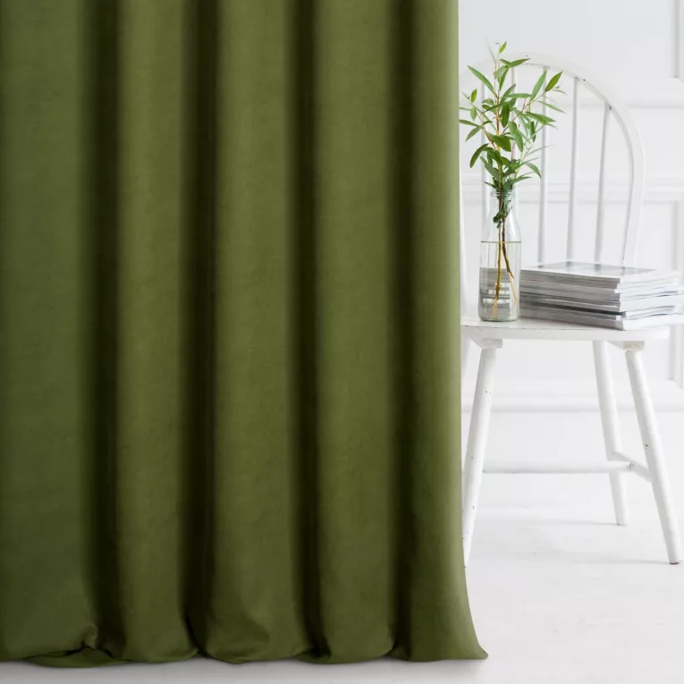 Zasłona szyta na tunelu DORA - HIT oliwkowa z miękkiej tkaniny o welurowej strukturze