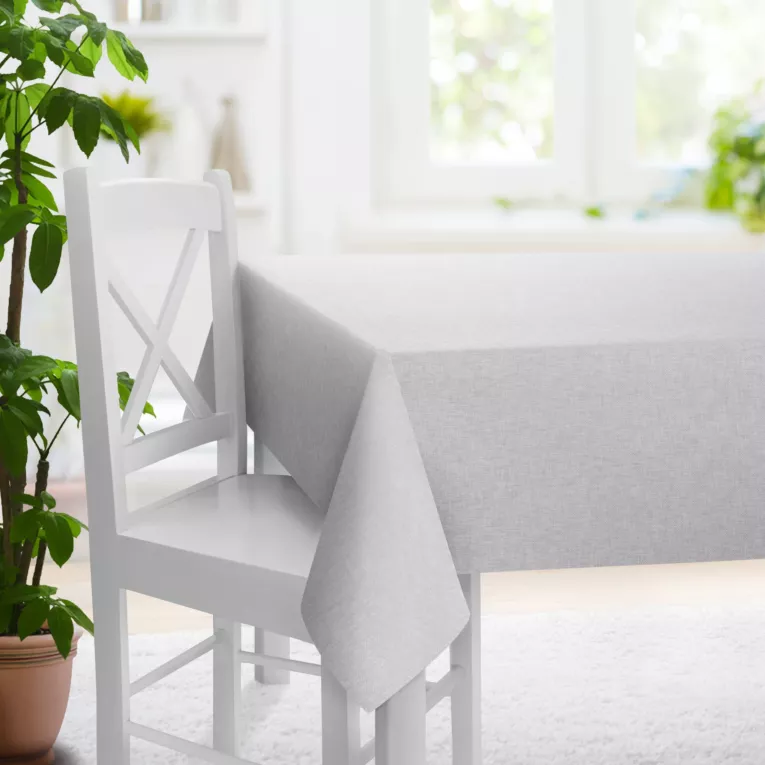 Obrus szyty CASSIA srebrny z miękkiej tkaniny o regularnym, luznym splocie, wykończona obciążnikiem