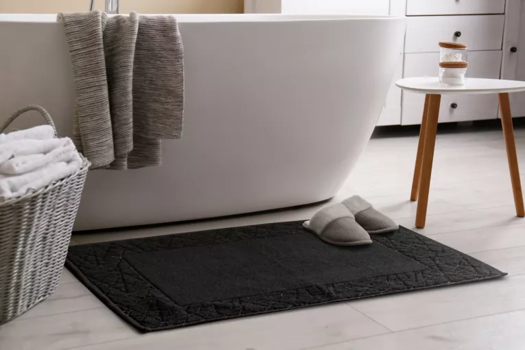 Dywanik łazienkowy NIKA z bawełny, dobrze chłonący wodę z geometrycznym wzorem wykończony błyszczącą nicią