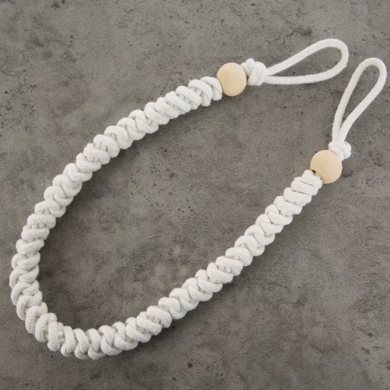Dekoracyjny sznur matowy wykonany zakończony drewnianymi koralikami RICO