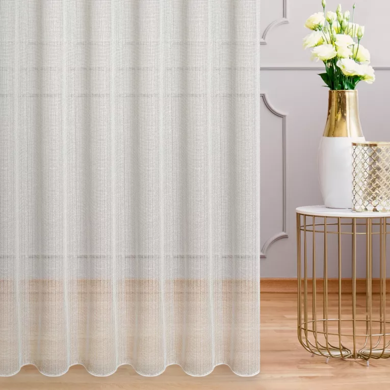 Firana szyta na taśmie 5 cm kremowo złocista z delikatnej siateczki przetykanej błyszczącą, lureksową nicią wykończona obciążnikiem Italissima Eva Minge