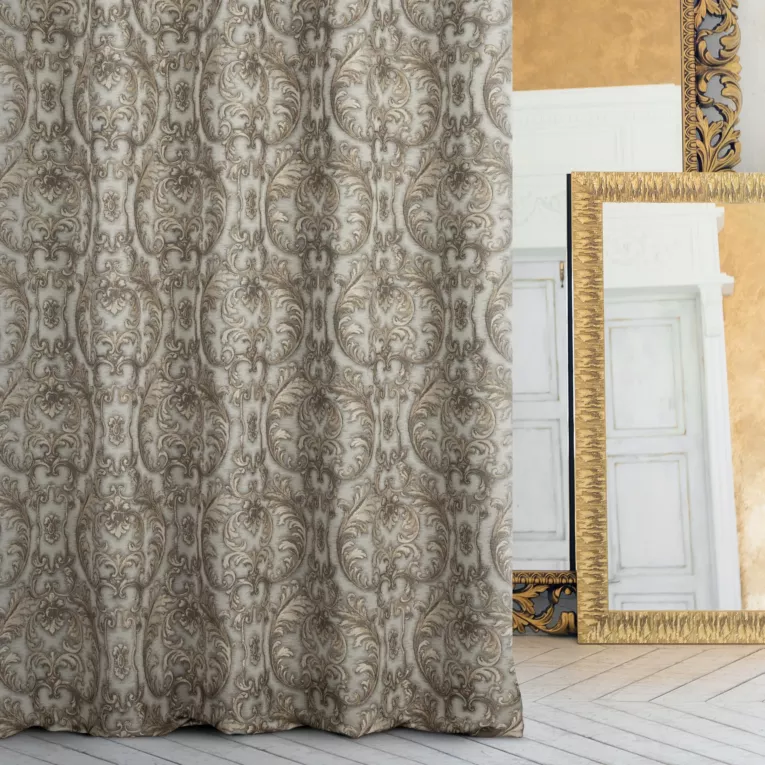 Zasłona szyta na taśmie 5 cm popielato beżowa z miękkiej tkaniny w roślinno ornamentowy wzór