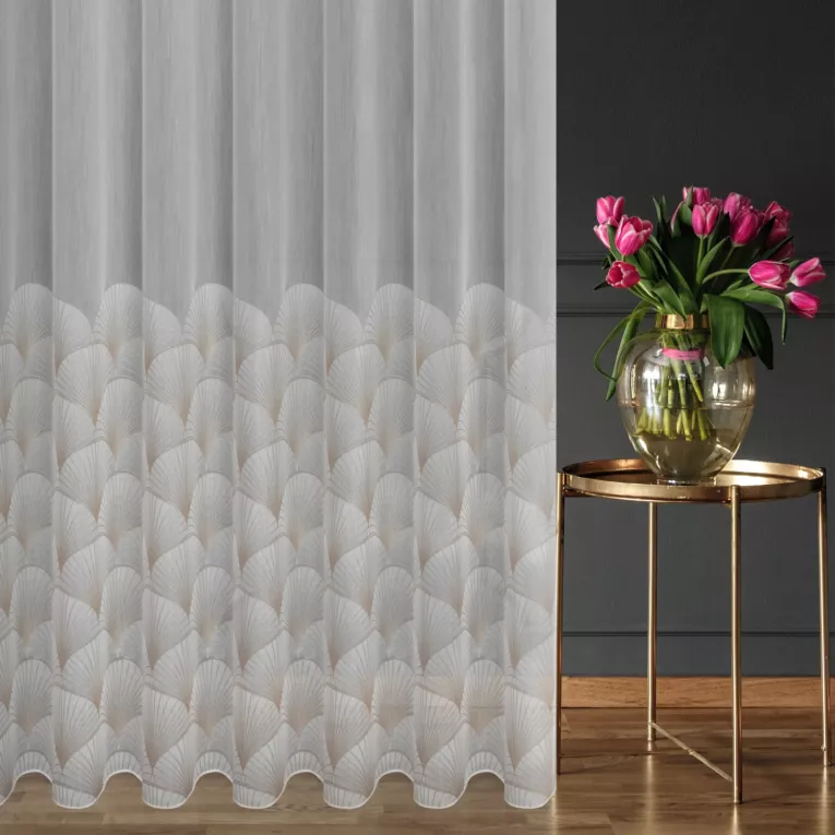 Firana szyta na flexach biało złota z tkaniny typu BATYST z delikatnie połyskującym, geometrycznym nadrukiem na dole tkaniny, wykończona obciążnikiem