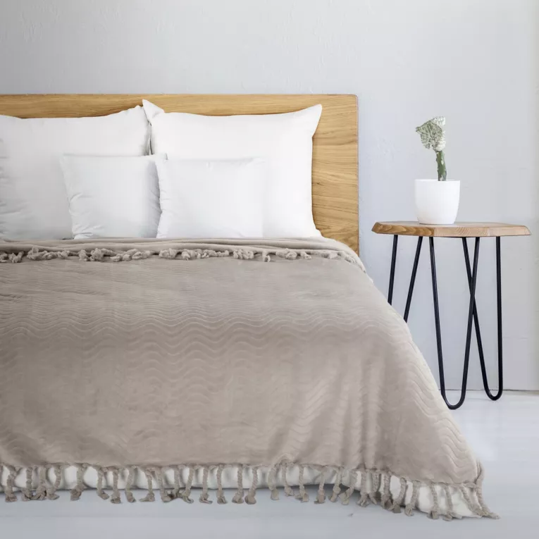 Koc flano 150x200 cm beżowy z wytłaczanym wzorem i dekoracyjnymi frędzlami EMMA