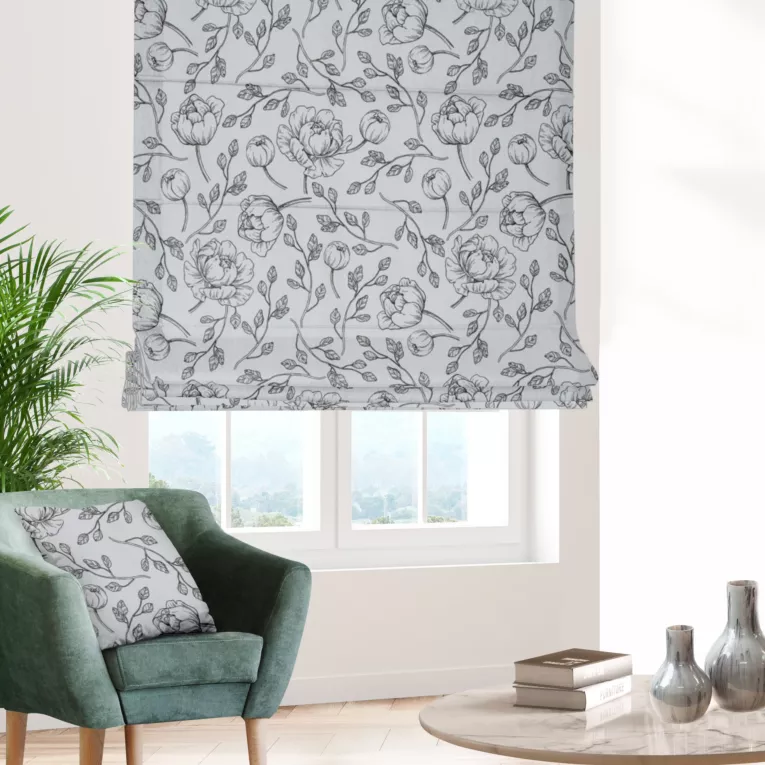 Roleta szyta z systemem comfort biało czarna z miękkiej tkaniny z nadrukiem w kwiaty