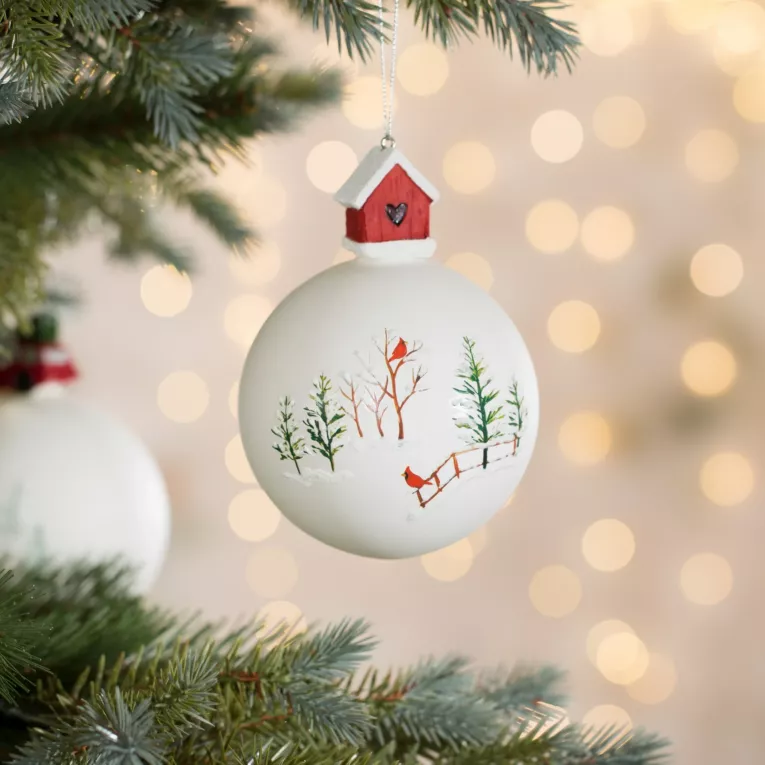 Szklana bombka choinkowa ręcznie zdobiona z szklaną zawieszka w formie budki dla ptaków