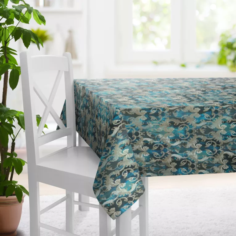 Obrus szyty ciemnoturkusowo srebrny z miękkiej tkaniny w elegancki ornamentowy wzór