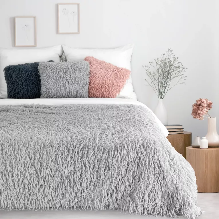 Koc z przyjemnego futerka 130x170 cm srebrny ADORE
