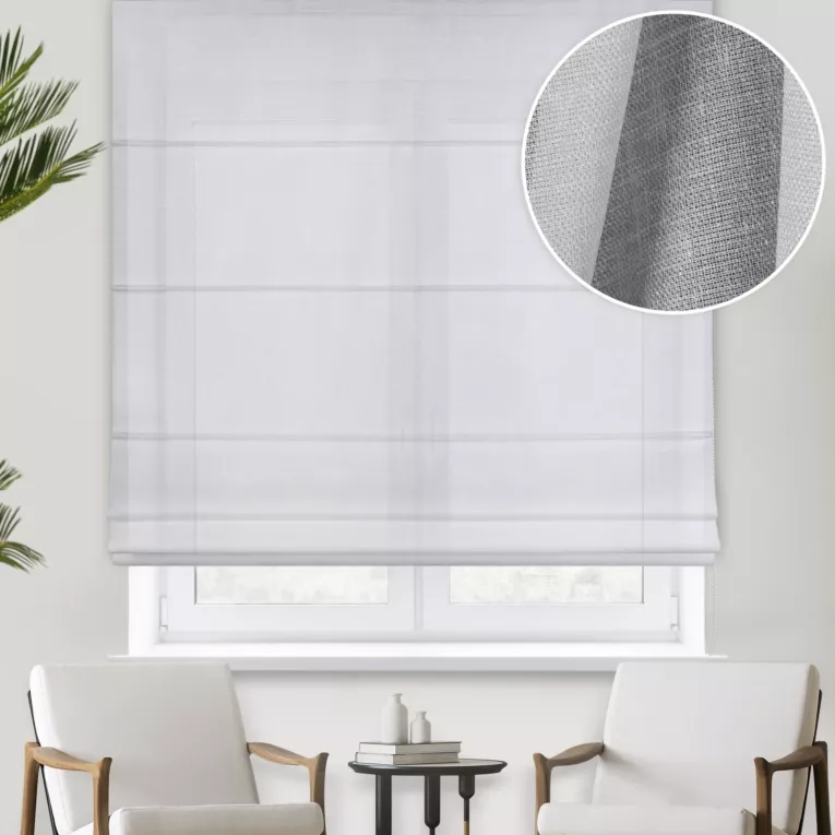 Roleta rzymska biała z półprzezroczystej tkaniny o lekkim połysku, wykończona obciążnikiem