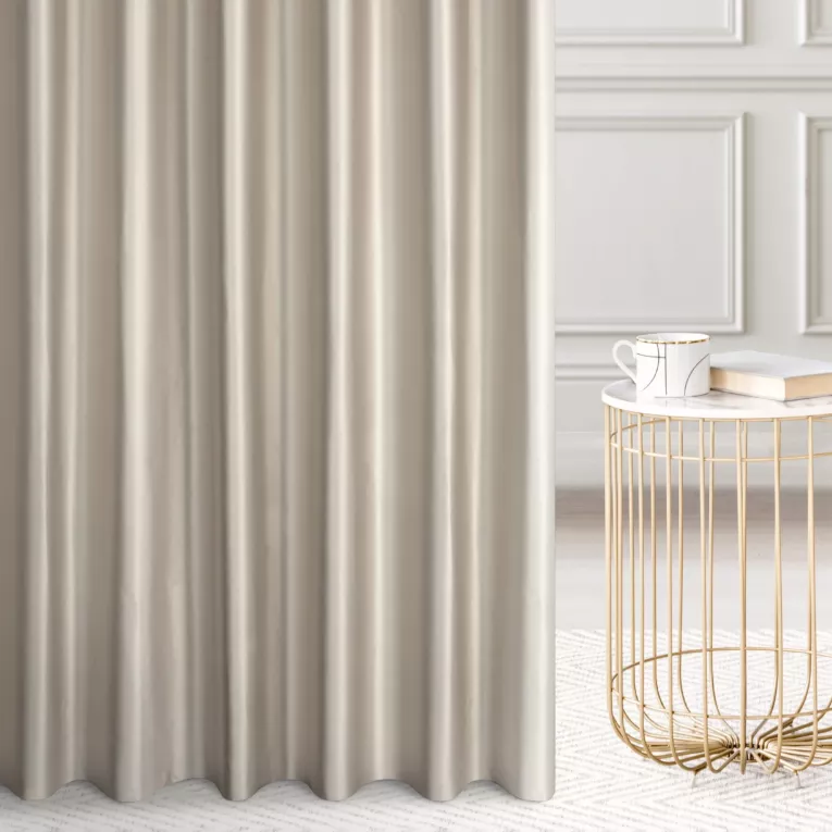 Zasłona szyta na taśmie 5 cm beżowa z tkaniny o satynowym połysku zaciemniającej w 100%