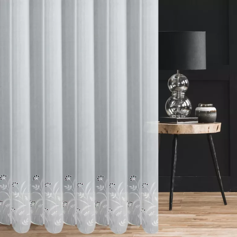 Firana szyta na taśmie 5 cm biała z matowej tkaniny w drobny deszczyk ozdobionej roślinnym haftem z efektem ażuru