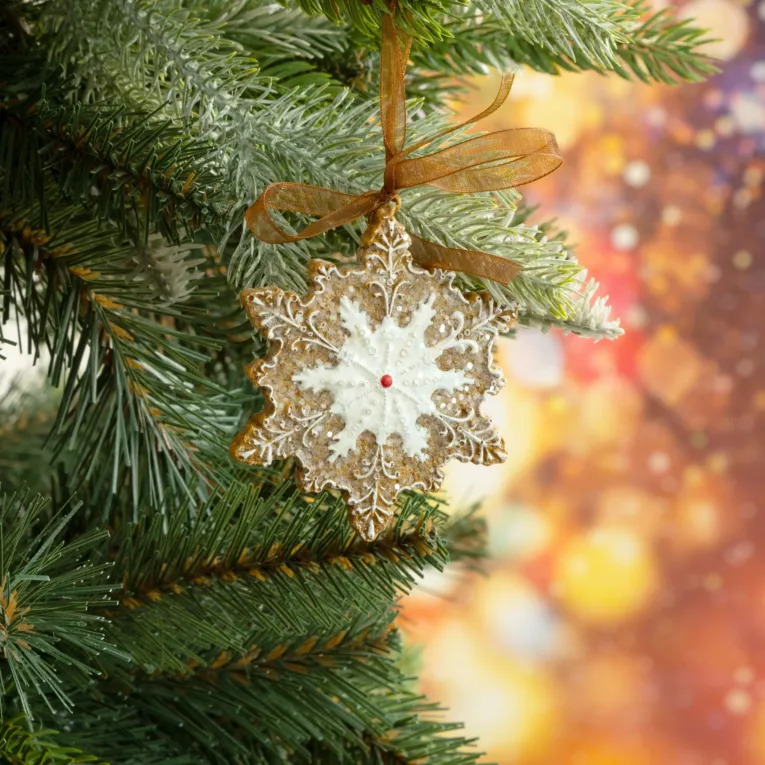 Ozdoba choinkowa ŚNIEŻYNKA z dodatkiem delikatnego brokatu na dekoracyjnej wstążce