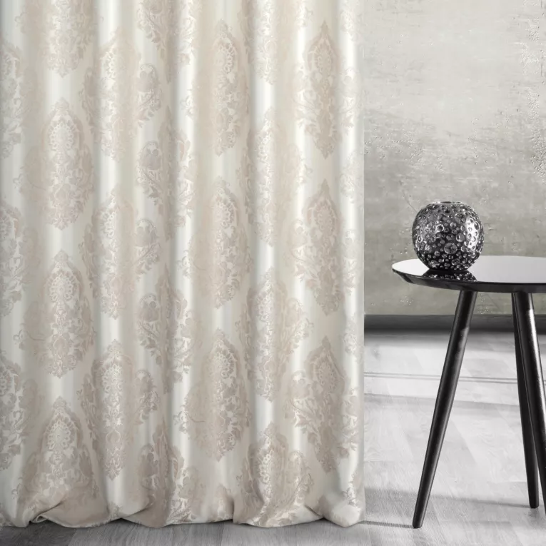 Zasłona szyta na tunelu jasnobeżowo beżowa tkanina w ornamentowy wzór, z dodatkiem połyskującej nici